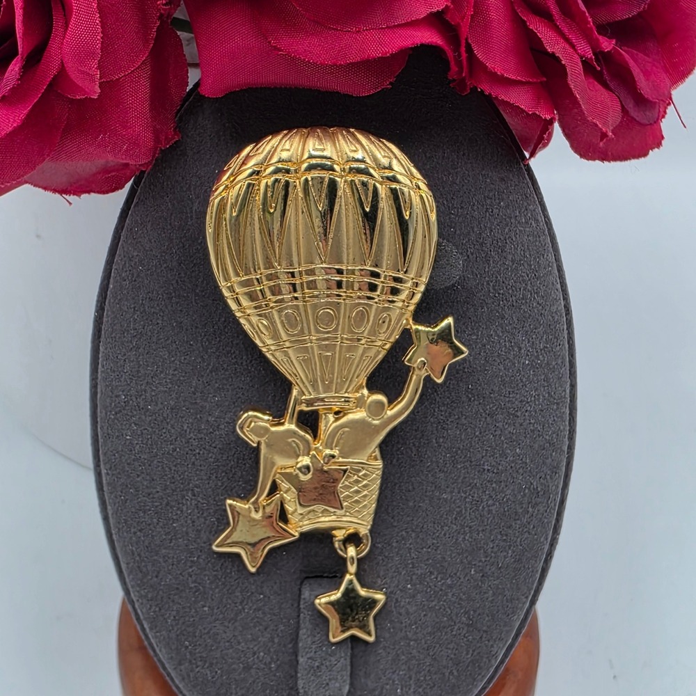 JJ Jonette Jewelry Gold Tone Hot Air Balloon Stars Figural Brooch Pin‎ Designer